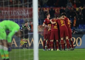 ,khitaryan esulta al gol con i compagni in Roma-Spal - Photo by Getty Images