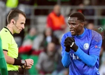 Michael Ngadeu ammonito durante la partita di Europa League conto il Saint Etienne in Francia - Photo by Getty Images