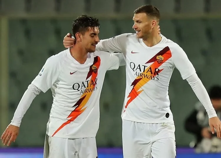 Lorenzo Pellegrini esulta con Dzeko al gol in Fiorentina-Roma - Photo by Getty Images