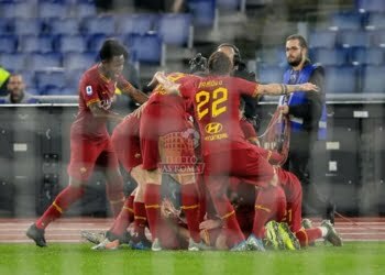 Diego Perotti esulta al gol con i compagni in Roma-Spal - Photo by Getty Images