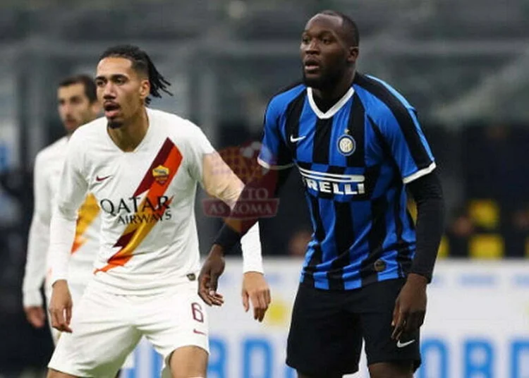 Chris Smalling contrasta Lukaku durante Inter-Roma - Photo by Getty Images