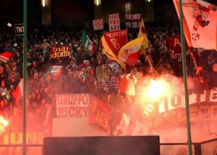 Tifosi romanisti che hanno sempre invaso le tribune del Meazza di Milano (6 4 2003). Anche domani saranno presenti in più di 4000 - Photo by Getty Images