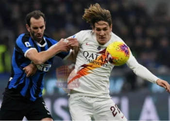 Nicolò Zaniolo contrastato da Godin in Inter-Roma - Photo by Getty Images