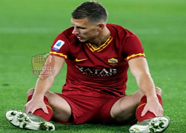 Rdin Dzeko a terra deluso in Roma-Torino - Photo by Getty Images