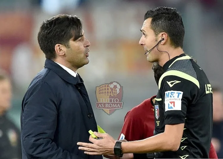 Paulo Fonseca in panchina discute con Di Bello che lo ammonisce  in Roma-Torino - Photo by Getty Images