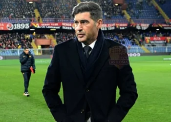 Paulo Fonseca in panchina durante Genoa-Roma . Photo by Getty Images