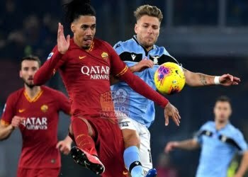 Chris Smalling contrasta Ciro Immobile nel derby - Photo by Getty Images