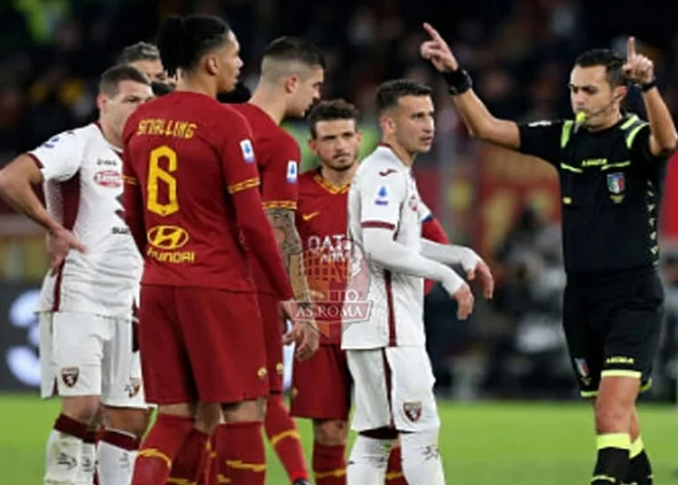 Chris Smalling guarda meravigliato l'arbitro Di Bello - Photo by Getty Images