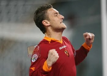 Il capitano della Roma, Francesco Totti, esulta dopo aver segnato il terzo gol in Roma-Udinese allo stadio Olimpico di Roma l'11 marzo 2007 - Photo by Getty Images