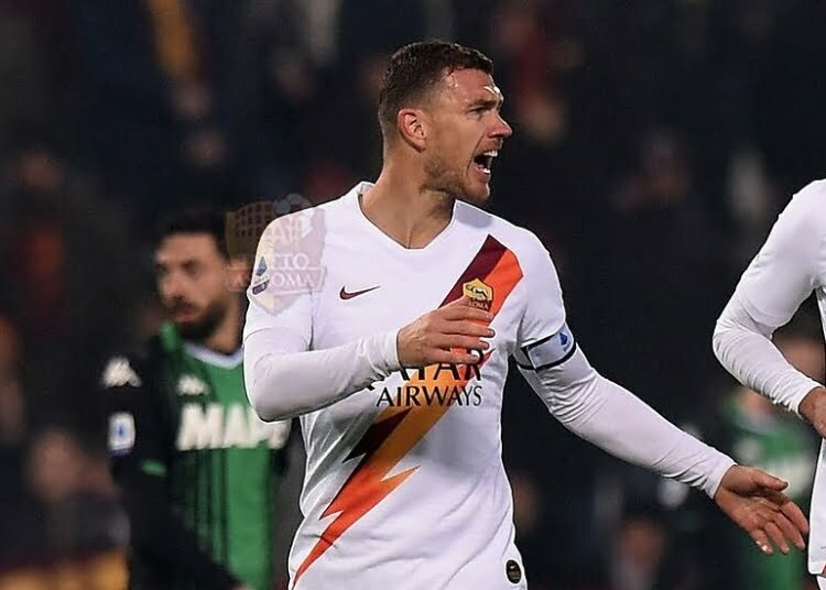 Edin Dzeko esulta al gol numero 100 nella Roma in Sassuolo-Roma - Photo by Getty Images