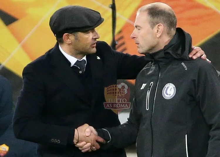 Paulo Fonseca saluta Jess Thorup alla fine del maych Gent-Roma - Photo by Getty Images