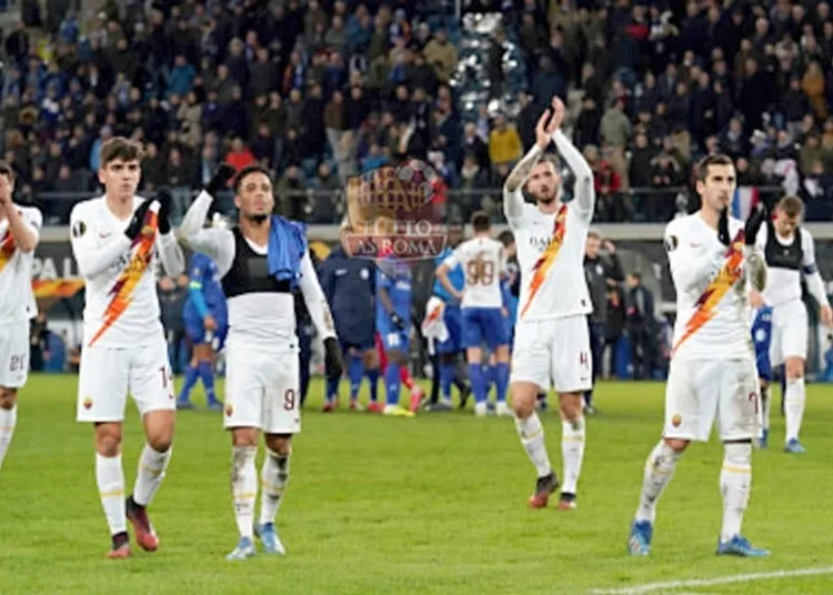 Justin Kluivert esulta sotto il settore ospiti con i compagni ialla fine di Gent-Roma - Photo by Getty Images