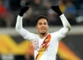 Justin Kluivert esulta con i compagni dopo il gl in Gent-Roma