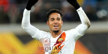 Justin Kluivert esulta con i compagni dopo il gl in Gent-Roma