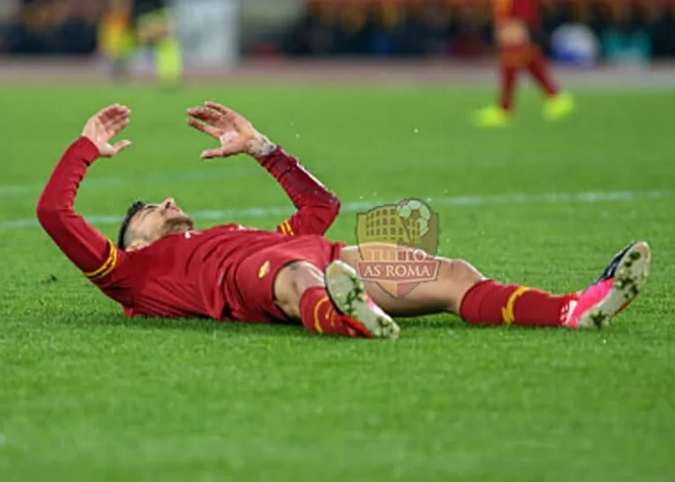 Lorenzo Pellegrini a terra infortunato in Roma-Lecce - Photo by Getty Images