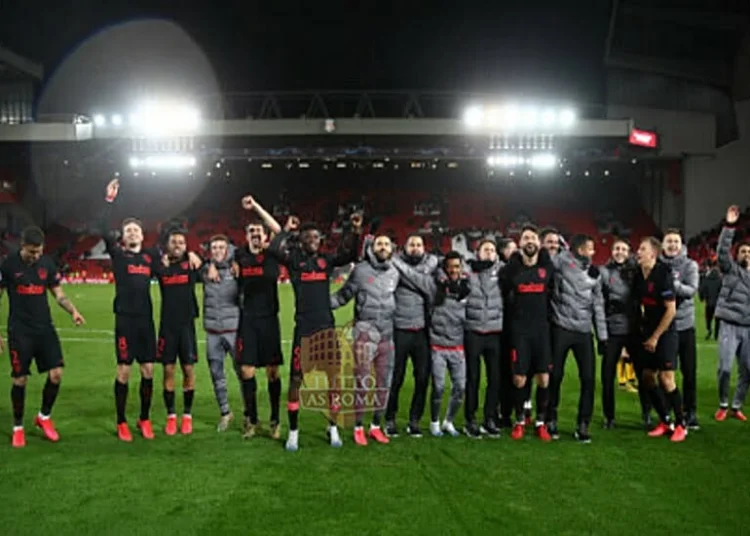 I giocatori dell'Atletico Madrid esultano sotto i loro tifosi dopo l'impresa contro il Liverpool - Photo by Getty Images