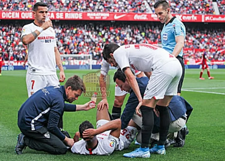 Fernando Francisco Reges, centrocampista del Siviglia, durante la partita contro l'Osasuna a terra infortunato - Photo by Getty Images