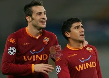 Marco Cassetti e David Pizarro alla fine del match di Champions League contro lo Sporting Lisbona 2-1) all'Olimpico il 23 Ottobre 2007 - Photo by Getty Images