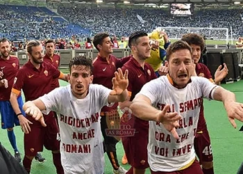 Francesco Totti e Alessandro Florenzi festeggiano la vittoria nel derby sotto la sud il 25 maggio del 2015 - Photo by Getty Images