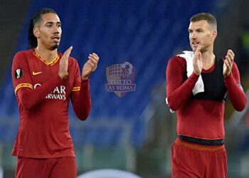 Chris Smalling ed Edin Dzeko salutano i tifosi a fine gara Roma-Gent - Photo by Getty Images