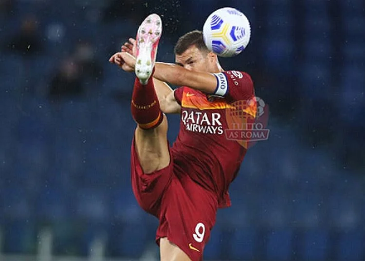 Edin Dzeko in azione durante Roma-Juventus del 27 settembre 2020 - Photo by Getty Images