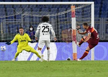 Edin Fzeko fallisce il giol in Roma-Juventus - Photo by Getty Images