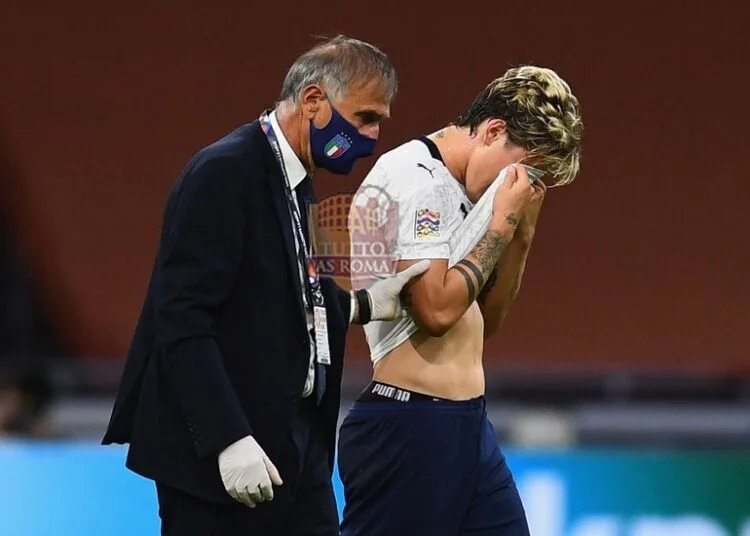 Nicolò Zaniolo esce dal campo preoccupato e sconsolato durante Olanda-Italia - Photo by Getty Images