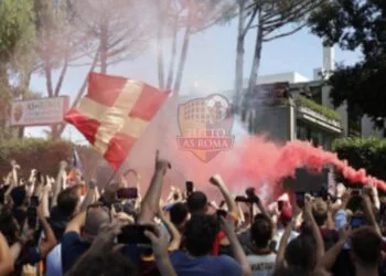 Tifosi romanisti Esultanza arrivo Mourinho a Trigoria - Photo by Getty Images