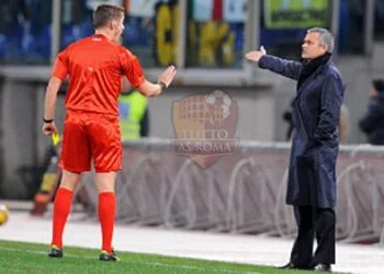 Josè Mourinho e l'arbitro Orsato - Photo by Getty Images