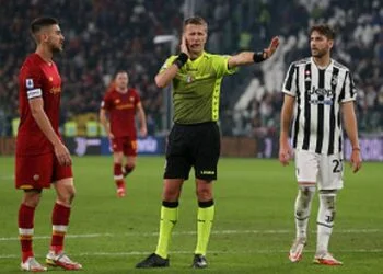 Lorenzo Pellegrini e Daniele Orsato - Photo by Getty Images