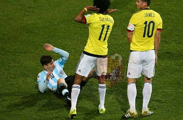 Matias Vina a terra dopo la gomitata di Cuadrado - Photo by Getty Images