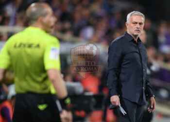 Mourinho Panchina Sguardo a Guida Fiorentina-Roma 09102022