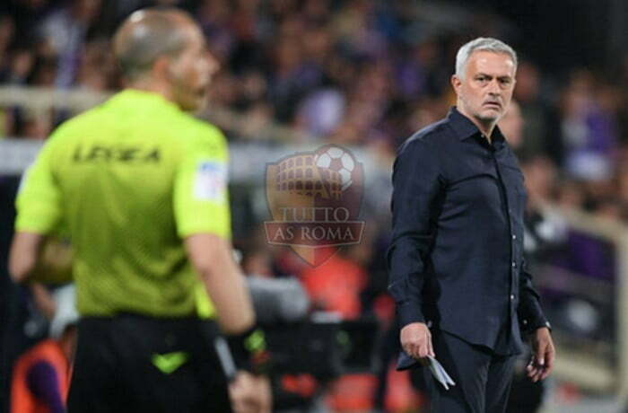 Mourinho Panchina Sguardo a Guida Fiorentina-Roma 09102022