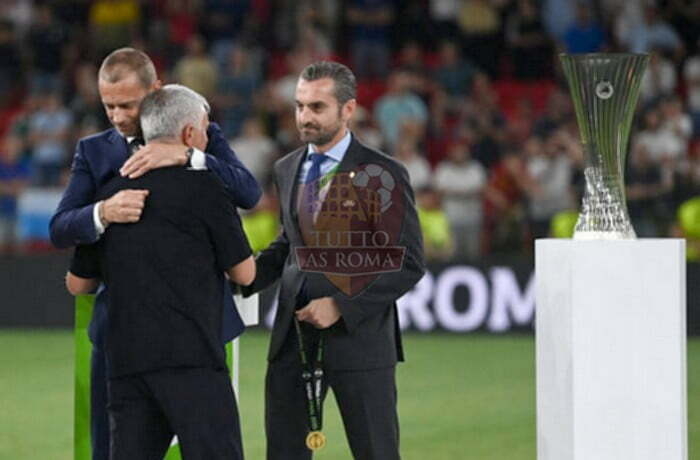 Mourinho con Ceferin Lacrime durante premiazione Roma-Feyenoord 25052022