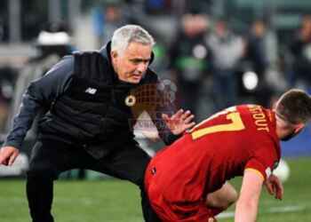 Mourinho e Pellegrini Panchina Roma-Leicester 05052022