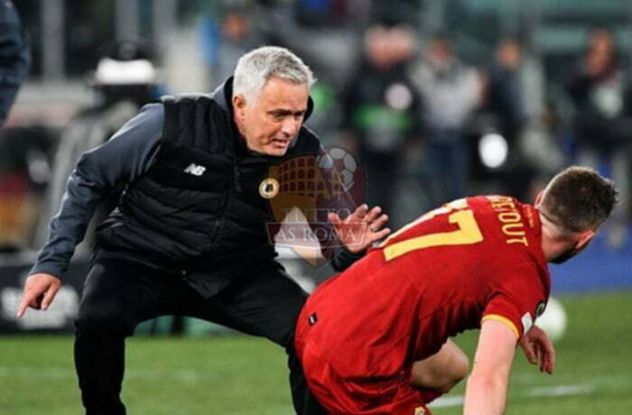 Mourinho e Pellegrini Panchina Roma-Leicester 05052022
