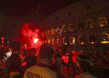 Tifosi romanisti festeggiano Coppa al Colosseo 25052022