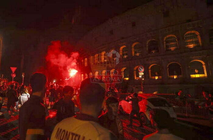 Tifosi romanisti festeggiano Coppa al Colosseo 25052022