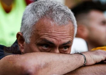 Mourinho Panchina pensieroso Juventus-Roma 27082022