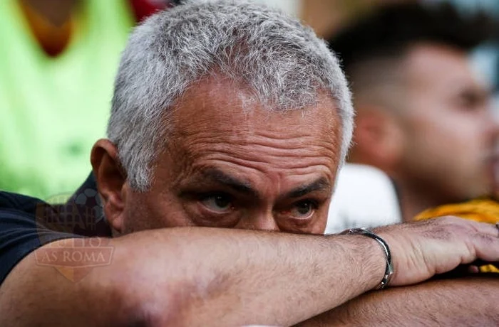 Mourinho Panchina pensieroso Juventus-Roma 27082022