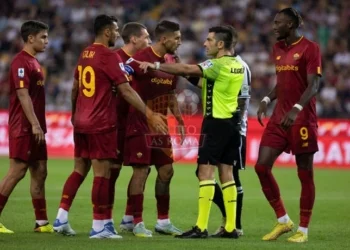 Pellegrini e compagni Discutono cion arbitro Udinese-Roma 04092022