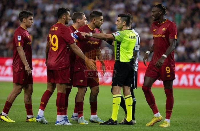 Pellegrini e compagni Discutono cion arbitro Udinese-Roma 04092022