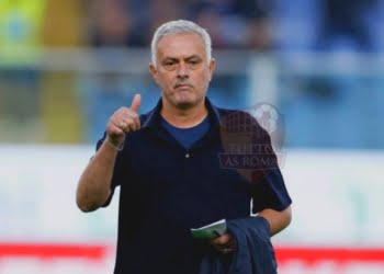 Mourinho Saluta tifosi fine partita Sampdoria-Roma 2 17102022