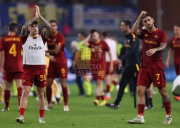 Pellegrini Saluta tifosi fine gara Sampdoria-Roma 17102022