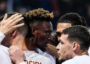 Abraham Esulta gol con compagni Sassuolo-Roma 09112022