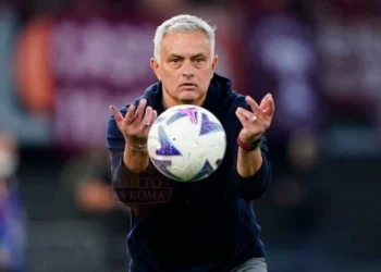 Mourinho Panchina col pallone Roma-Torino 13112022