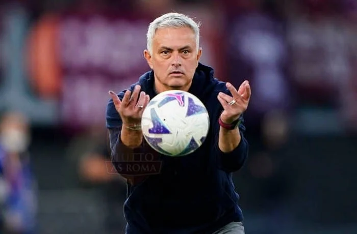 Mourinho Panchina col pallone Roma-Torino 13112022