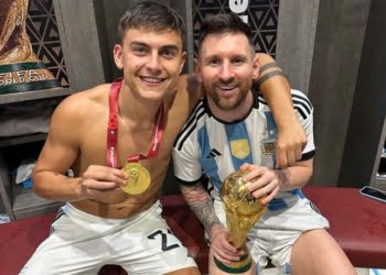 Dybala con Messi festeggia con la Coppa del Mondo