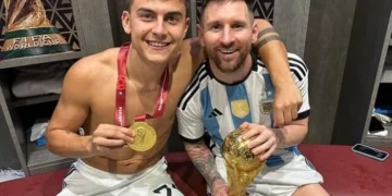 Dybala con Messi festeggia con la Coppa del Mondo