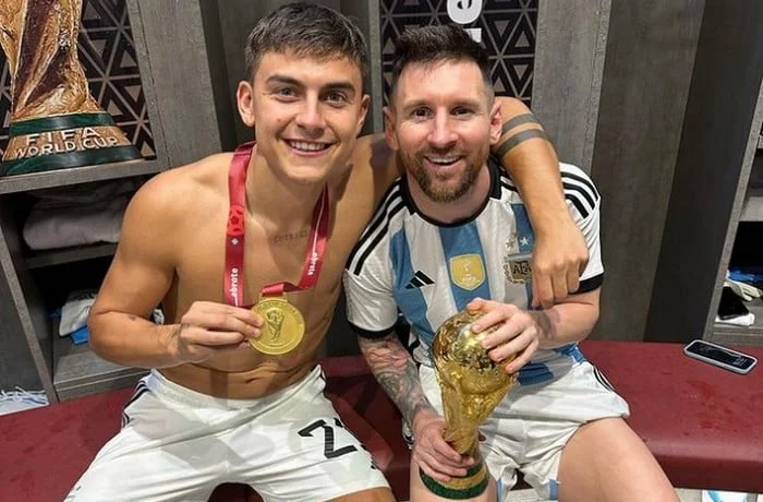 Dybala con Messi festeggia con la Coppa del Mondo